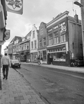 881372 Gezicht op de panden Twijnstraat 65 (rechts) -hoger te Utrecht.